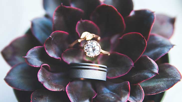 誕生石に替わって婚約指輪の代表格となったダイヤモンドのリングの画像