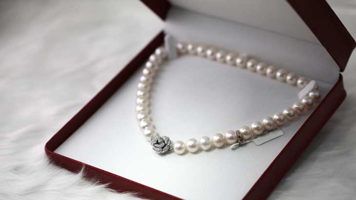 Pearl necklace photo