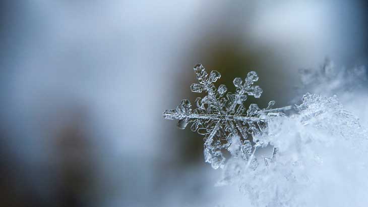 パーソナルカラー  アクセサリーの winter（冬）タイプをイメージした雪の結晶の写真