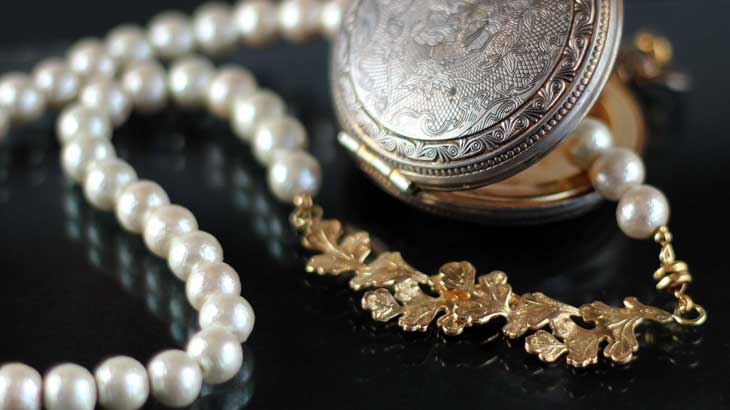 Photo-of-cotton-pearl-necklace
