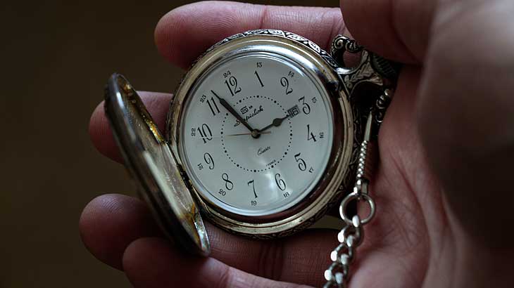 Photograph-of-a-clock-that-uses-artificial-quartz