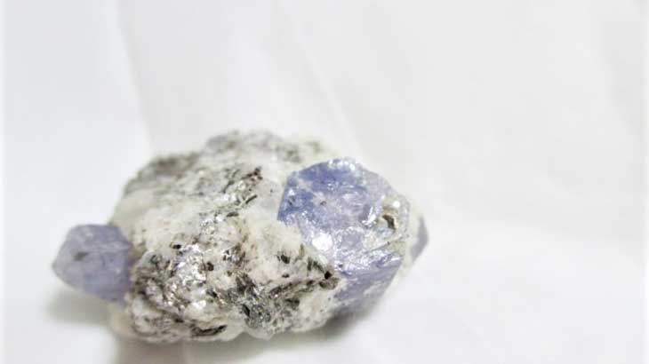 Photograph-of-rough-sapphire